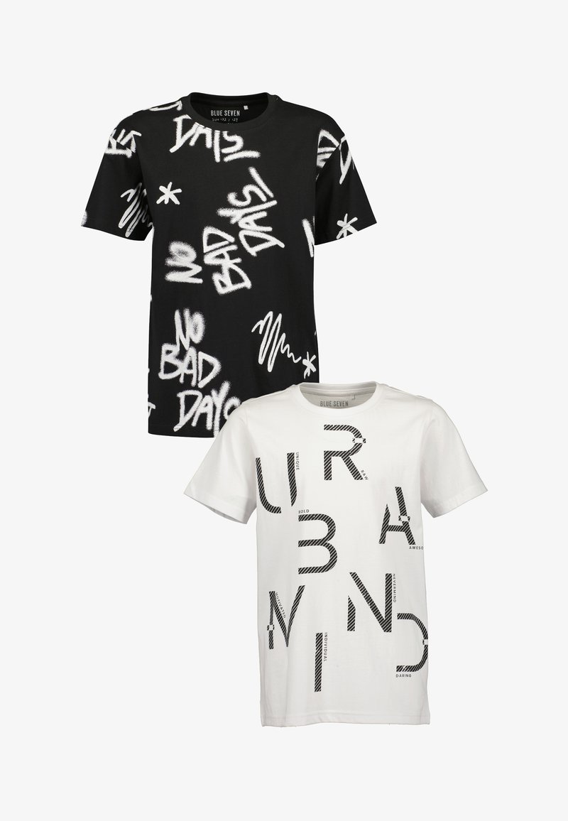 Deux t-shirts : un noir avec du texte et des formes de style graffiti en blanc ; un blanc avec des motifs de lettres noires en gras. Les deux sont en coton à manches courtes.