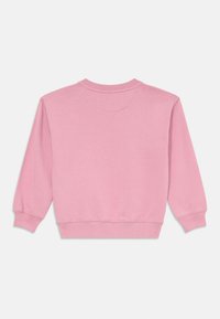 Ροζ φούτερ από φλις με στρογγυλή λαιμόκοψη, ριμπ μανσέτες και στρίφωμα. Η πλάτη διαθέτει λείο ύφασμα χωρίς επιπλέον σχεδιαστικά στοιχεία.