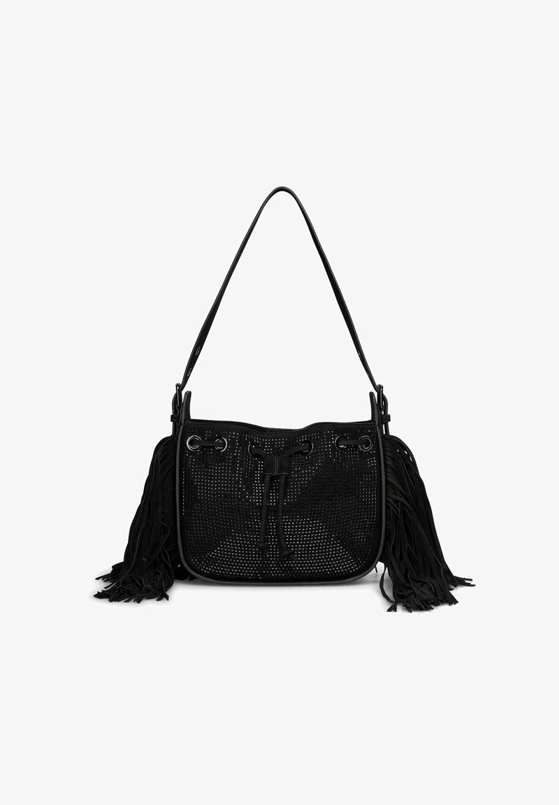 Borsa a tracolla nera intrecciata con chiusura a coulisse, dettagli in frange e una sola tracolla. Superficie testurizzata con perforazioni.