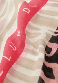 Sciarpa di seta con una combinazione di strisce beige e rosa, con audaci accenti neri e la parola "CLUB" in bianco su un motivo a onde rosse.