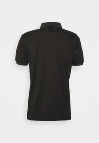 Svart polotröja med klassisk krage, korta ärmar och en slät textur. Har en subtil ribbad kant längs kragen och ärmarna.