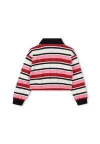 Veste rayée comprenant des rayures horizontales rouges, roses, blanches et noires, un col noir et une taille élastique. Vue de dos.