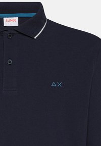 Polo shirt blu navy in cotone, con colletto classico, due bottoni e un piccolo logo azzurro sul petto sinistro. Rifinito con dettagli blu.