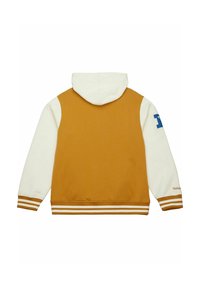 Felpa con cappuccio con schiena color giallo senape, maniche crema e polsini a righe. Presenta una toppa con lettera blu sulla manica sinistra. Texture morbida.