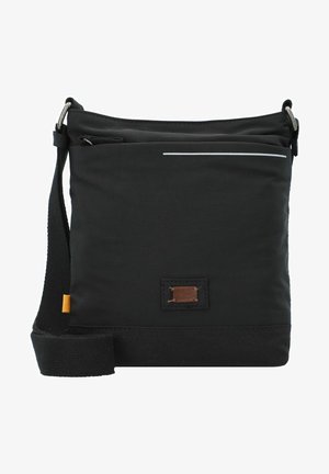 Bolso mensajero negro hecho de un tejido duradero, con un bolsillo frontal, un parche de acento de cuero marrón y una franja plateada para mayor detalle.