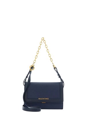 Sac à bandoulière Valentino bleu marine avec une chaîne dorée en bandoulière et un logo sur le rabat avant, présentant une texture en cuir lisse.