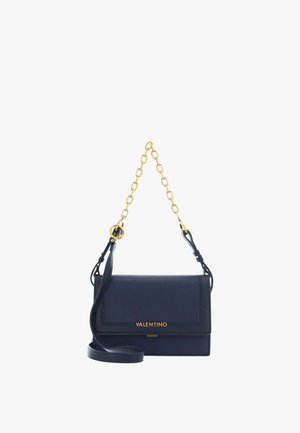 Bolso de hombro Valentino azul marino con cadena dorada como correa y logo en la solapa frontal, con una textura de cuero suave.