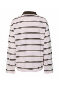 Pika pikka varrukatega polo-särgi, mis on valmistatud helesest roosast kangast, millel on tumepruunid horisontaalriided ja pruun krae. Pehme, mugav disain.