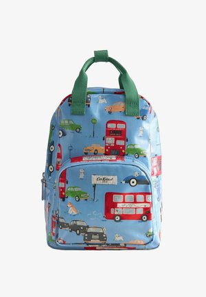 Rucsac pentru copii bleu deschis cu mânere verzi, decorat cu vehicule colorate din Londra, autobuze roșii etajate, mașini și ilustrații mici cu câini.