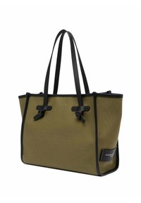 Borsa tote in tela verde oliva con dettagli in pelle nera, doppio manico e nodo sui lati. Include un'etichetta con il logo su un lato.