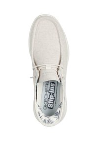 Zapatos slip-on de color gris claro, hechos de una tela texturizada, con un cuello acolchado, una suela de goma blanca y un diseño de plantilla con un patrón floral.