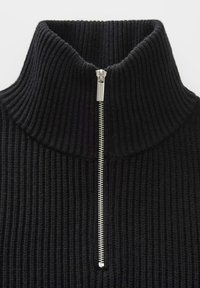 Schwarzer gerippter Strickpullover mit hohem Kragen und einem zentralen silbernen Reißverschluss, der vom Hals nach unten verläuft.