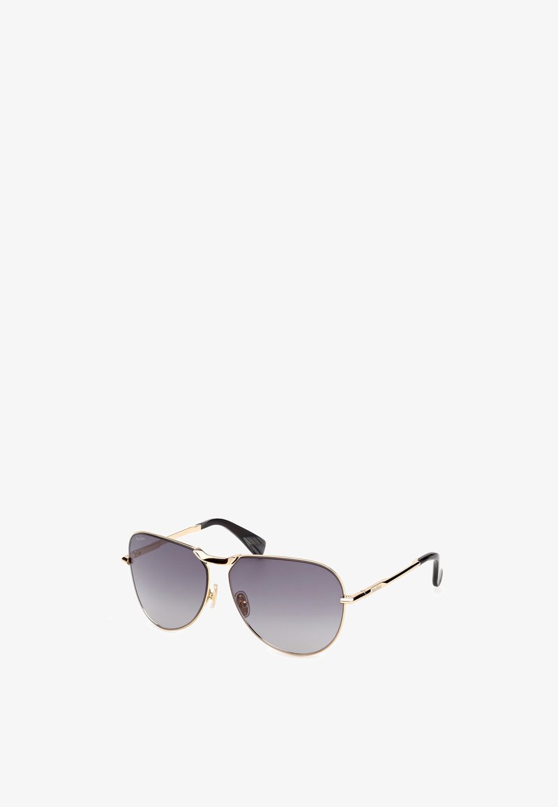Ochelari de soare aviator cu lentile gri degradate și rămăsăni din metal aurit. Vârfuri negre pe brațe și un design elegant, evidențiind accente minimaliste.