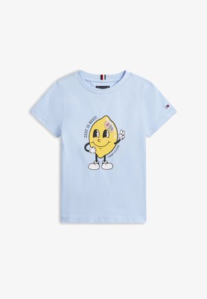 Lyseblå småbarns t-skjorte med smilende sitronfigur som holder fredstegn og tekst "Zest is best!" og "Tommy Hilfiger" på forsiden.