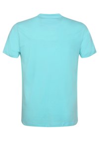 Camiseta de manga corta de color azul claro, vista desde la parte de atrás, con cuello redondo y sin logotipos ni diseños visibles.