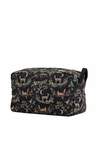 Čierna kozmetická taštička s prírodou inšpirovaným vzorom, ktorý zobrazuje líšky, jelene a listy. Zlatý detail loga a zips na zatváranie. Hladký povrch.