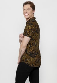 Koroshi SHORT SLEEVE - Camicia - tierra   earth brown