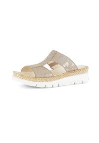 Beige wedge sandalen met een textuurstof bovenwerk, open teen en een gelaagde zool met een geweven ontwerp en een witte rubberen basis.