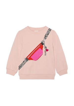 Roze sweatshirt met een grafisch ontwerp van een heuptasje in rood met een roze pailletten zak, aangevuld met een zwart-witte gestreepte band.