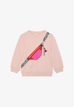 Roze sweatshirt met een grafisch ontwerp van een heuptasje in rood met een roze pailletten zak, aangevuld met een zwart-witte gestreepte band.