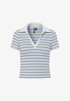 Világoskék, rövid ujjú póló, különböző szélességű vízszintes csíkokkal. Puha, világosszürke gallérral és mély V-nyakkivágással rendelkezik.