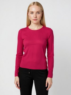 Camicia a maniche lunghe aderente in tessuto a coste di un vivace rosa con scollatura rotonda e texture liscia, abbinata a pantaloni neri.