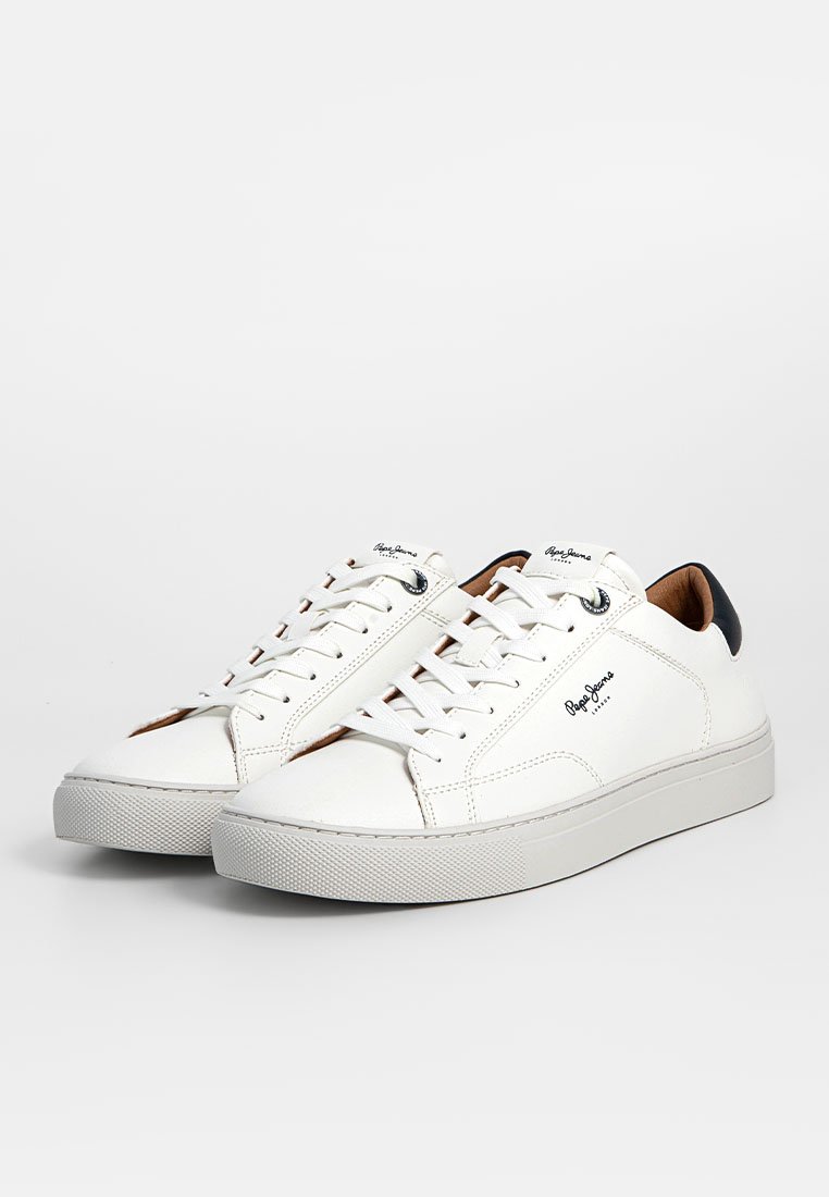 Sneakers bianchi in pelle con finitura liscia, dettagli sul tallone neri a contrasto e lacci piatti. Suola in gomma resistente con battistrada testurizzato.