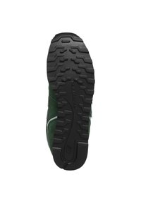 Baskets en daim vert avec une semelle en caoutchouc noire texturée, dotée d'un motif en zigzag et d'un logo en relief. Accents blancs le long des côtés.