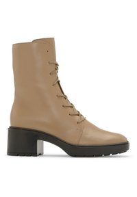 Brązowe skórzane botki za kostkę z okrągłym noskiem, sznurowanym przodem i masywnym czarnym obcasem. Posiadają gładką fakturę i minimalistyczne zdobienia.