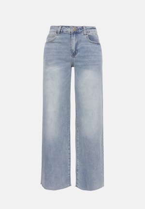 Jean denim bleu clair à jambes larges avec poches avant, passants pour ceinture, fermeture par bouton et détails délavés sur les cuisses et les genoux.