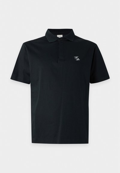 Polo noir à manches courtes avec col et petites initiales blanches brodées sur la poitrine gauche.