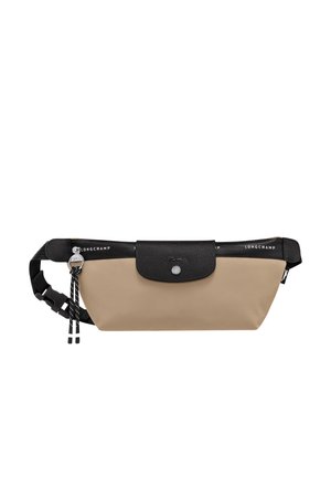 Beige Nylon-Tasche mit schwarzer strukturiertem Lederklappe, silbernen Beschlägen, verstellbarem Riemen und Logodetails auf der Oberseite.