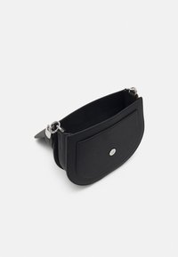 Borsa a mano in pelle nera con forma ovale strutturata, superficie testurizzata, tasca frontale e accessori in metallo argentato.