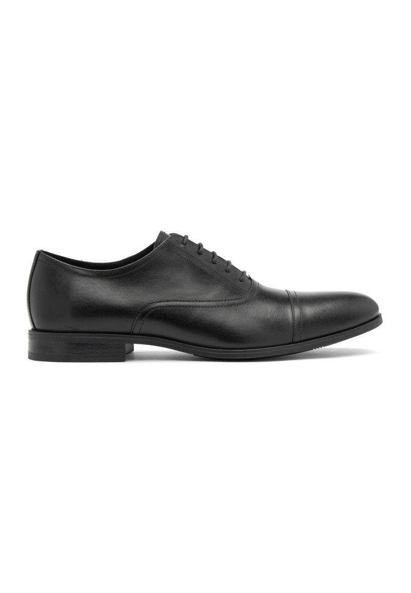 Pantofii eleganți din piele neagră, cu finisaj neted, vârf rotund, cinci găuri pentru șireturi și o cusătură subtilă pe lateral; talpă plată din cauciuc.