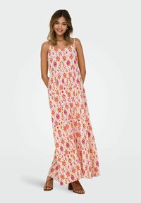 Maxikleid aus leichtem Pfirsichstoff mit floralen und geometrischen Mustern in Pink und Orange. Mit dünnen Trägern und seitlichen Taschen.