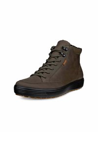 Oliwkowe buty wysokie typu high-top wykonane ze skóry, z czarną gumową podeszwą, sznurowane z przodu i z fakturowanym wykończeniem wzdłuż górnej krawędzi.