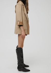 PULL&BEAR Abrigo corto - sand