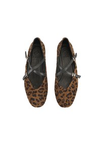 Ballettschuhe mit Leopardenmuster aus Wildleder, mit schwarzen Kreuzriemen und Lederinnensohlen, runder Zehenform und weicher Textur.