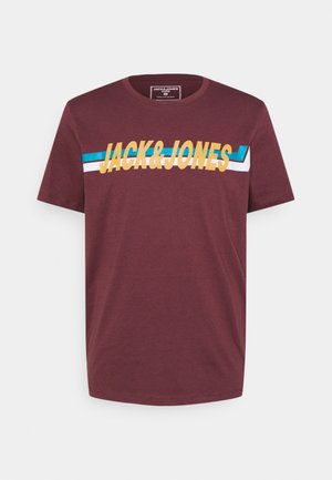 Bordowy t-shirt z krótkim rękawem i okrągłym dekoltem, z żółtym tekstem "JACK & JONES" oraz niebiesko-białymi paskami na klatce piersiowej.