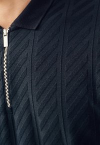 Next TEXTURED - Polotričko - black vertical