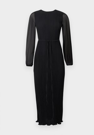Zwarte jurk met lange mouwen, geplooid ontwerp, ronde halslijn, getailleerde taille en een vloeiende rok met een golvende zoom.