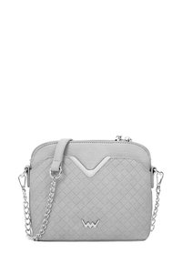 Šedá křížová taška s diamantovým prošíváním, stříbrným kováním a řetízkovým popruhem. Obsahuje dekorativní V-tvarovaný prvek na přední straně.