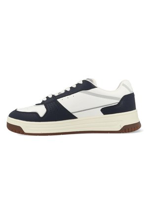  marineblauwe en witte sneaker van leerachtig materiaal, met een geperforeerde neus, contrasterende overlays en een bruine rubberen zool.
