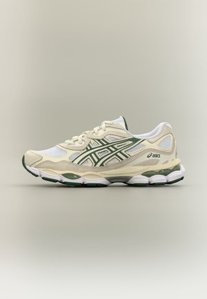 Beżowo-biały but do biegania Asics z zielonymi akcentami i siateczkową cholewką, widoczny z boku na jednolitym tle.