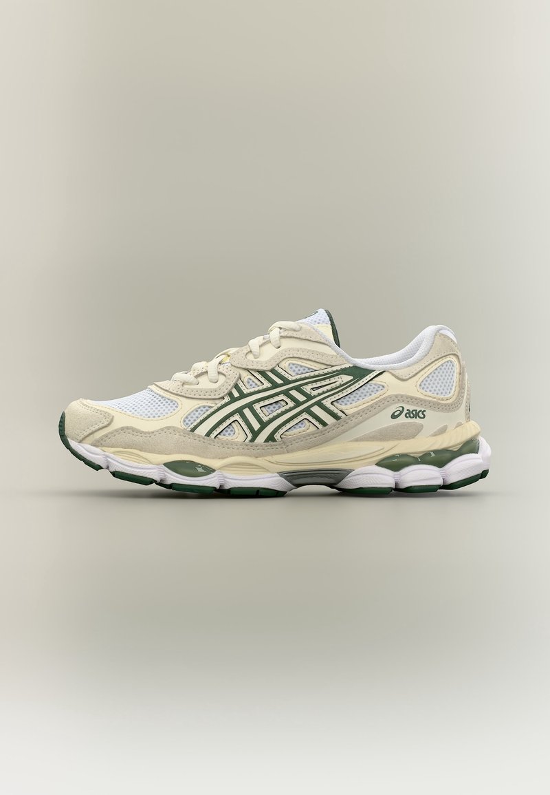 Chaussure de course Asics beige et blanche avec des accents verts et une tige en mesh, vue de côté sur un fond uni.