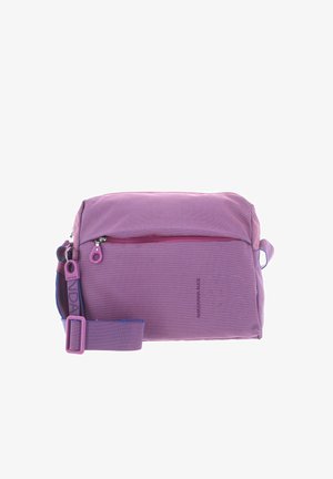 Sac en tissu violet avec une surface texturée, fermeture éclair, sangle réglable et boucles latérales. Présente un design simple et rectangulaire.