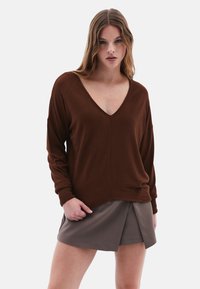 MIT FIGURUMSPIELENDEM LOOK - Trui - downtown brown