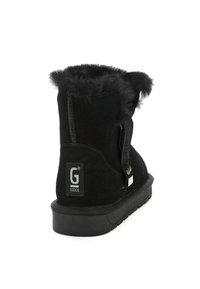 Botas de tobillo de ante negro con ribete de piel sintética, que cuentan con una etiqueta de marca y una suela de goma. El diseño incluye una correa lateral y detalles de costura.