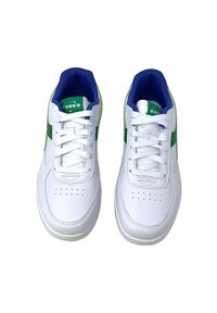 Witte sportschoenen met groene en blauwe accenten, vetersluiting, geperforeerde neus en een dikke kraag voor comfort.