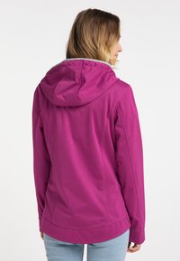 Fuchsia huva jacka med en mjuk textur, sid sömmar och elastiska ärmmuddar. Har en kontrasterande grå trim längs huvan.